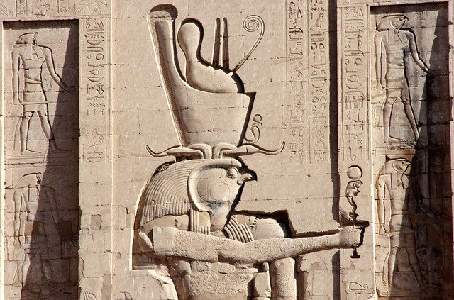 divinité égyptienne sculptée sur un temple
