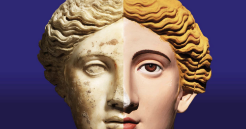 Tête d'une statue feminine colorée coupée en 2 verticalement, une moitié colorée, l'autre en pierre brute